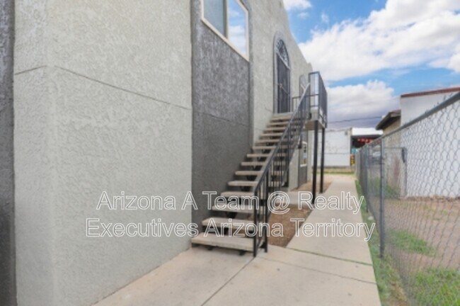 Building Photo - 312 E 24th St