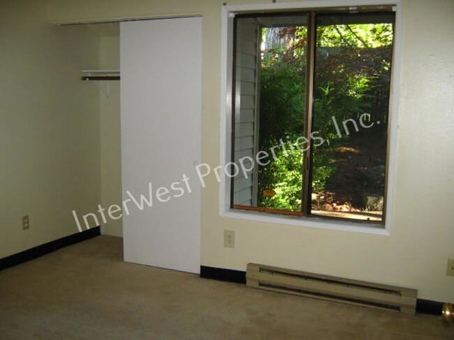 Building Photo - 3 BR Townhome- Wonderful Privacy Deck in Beaverton with 1 Car Garage & A/C!