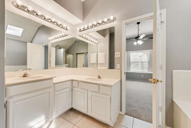 Building Photo - Garden haven 3 bed 2 bath home in H-E-B school district