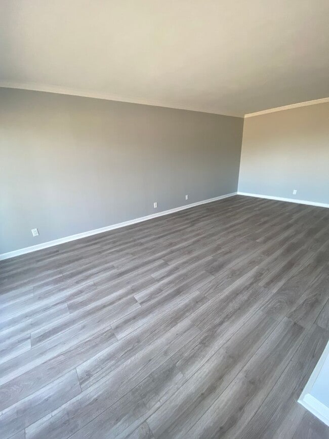 Building Photo - Santa Fe Condo- NEWLY REMODELED & MOVE-IN READY!!