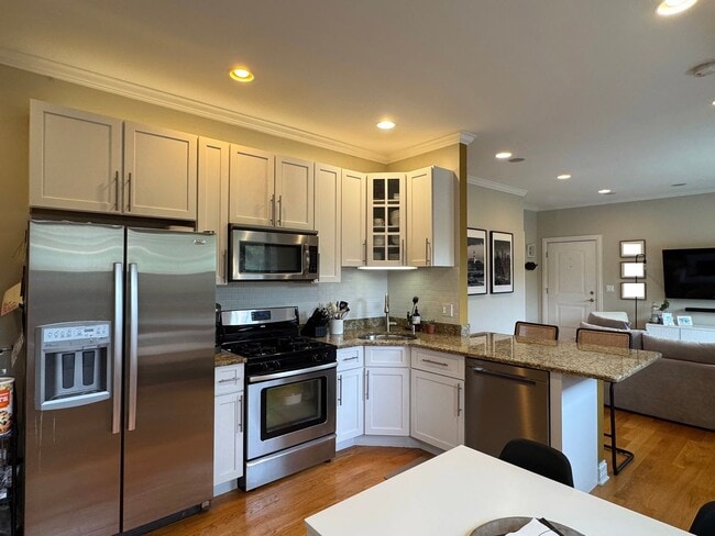 Building Photo - Roscoe Village, Sun-drenched and south-facing, 2-bedroom condo