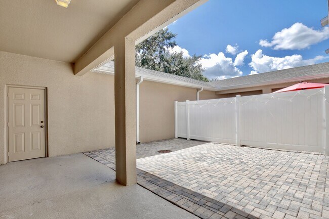 Building Photo - Beautiful 3/2.5 Spacious Townhome with a P...