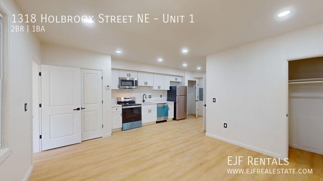 Building Photo - 1318 Holbrook St NE