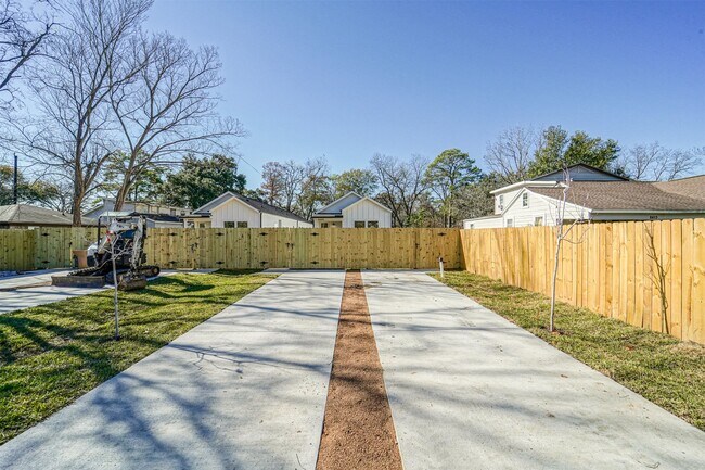 Building Photo - 8409 Schneider St
