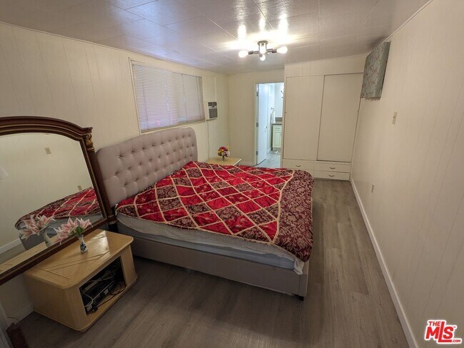 Building Photo - 32180 Saucon Valley St