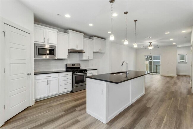 Building Photo - 7205 Bassett Ct