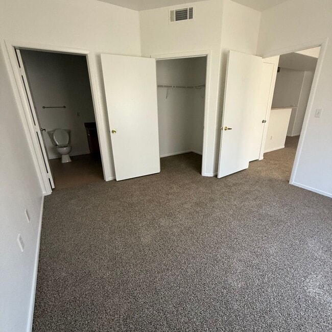 Building Photo - 2 bedroom/2 bathroom condo on the 1 st floor