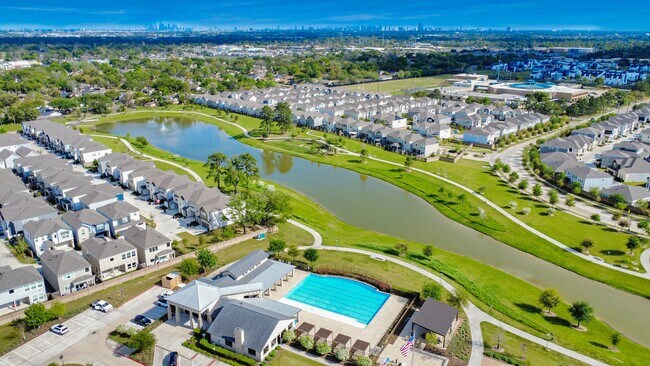 Building Photo - 9830 Magnolia Village Ln