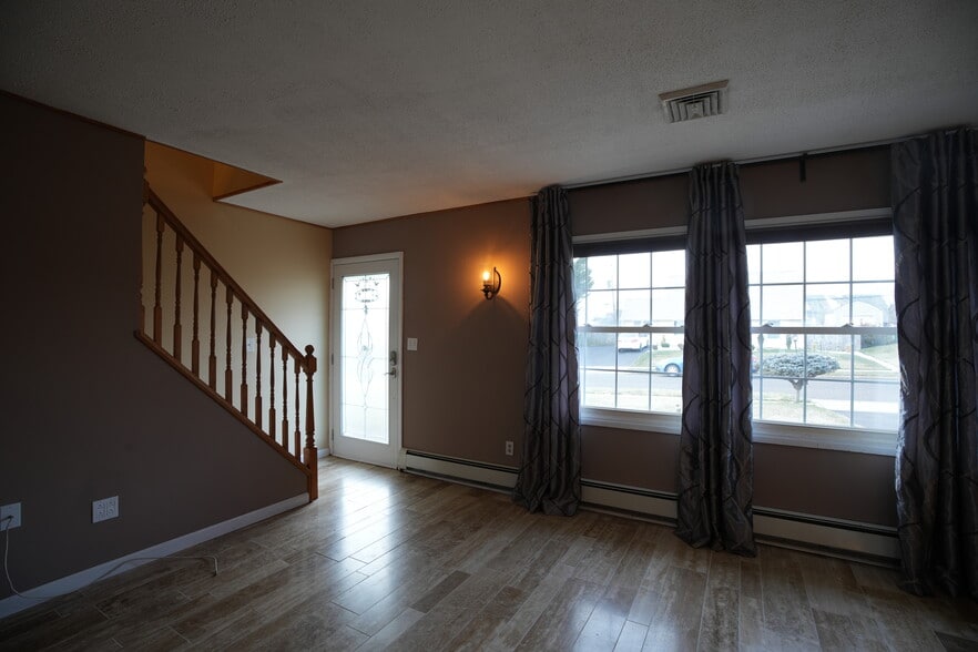 Building Photo - 90 Cobalt Ridge Dr E