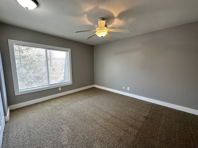 Building Photo - Villas of Cascade 2 Bedroom Condo Upper Unit