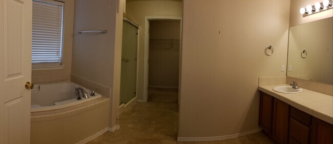 Building Photo - 413 Roger Smith Dr