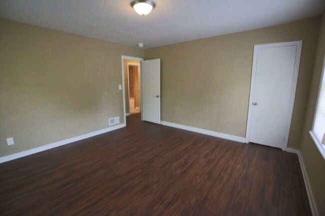 Building Photo - Stylish, Spacious & Updated – Don’t Miss T...