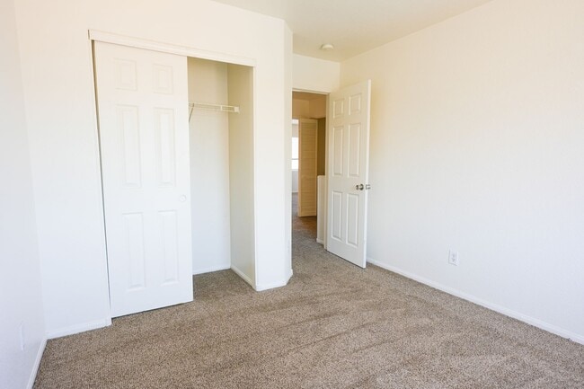 Building Photo - Well-Maintained 3 Bed, 2.5 Bath Home with Garage & Private Backyard