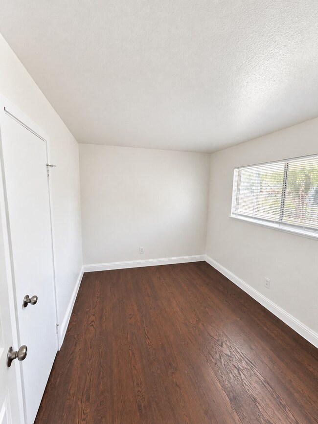 Building Photo - 1047 Alamos Ave