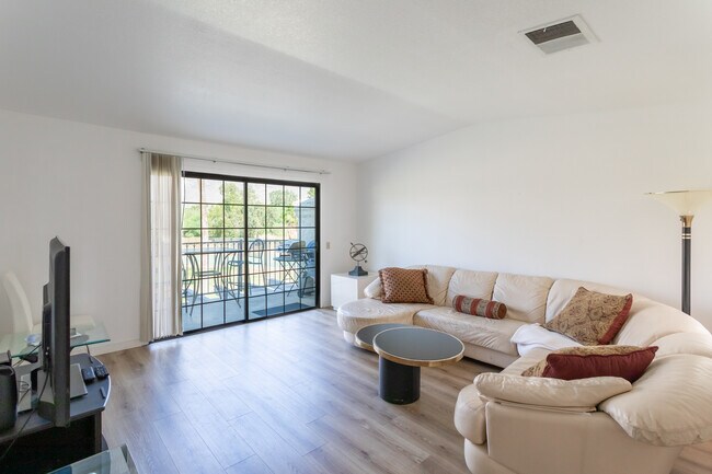 Building Photo - 505 S Farrell Dr