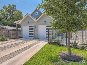 Building Photo - Austin Eastside Gem for Lease!