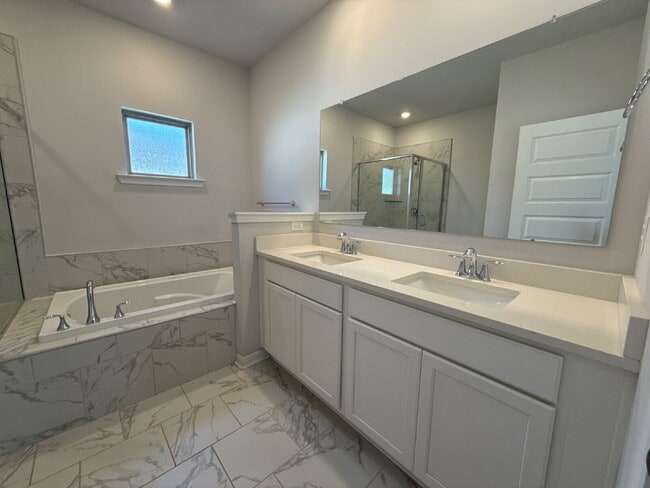 Building Photo - 280 Shangrila Wy