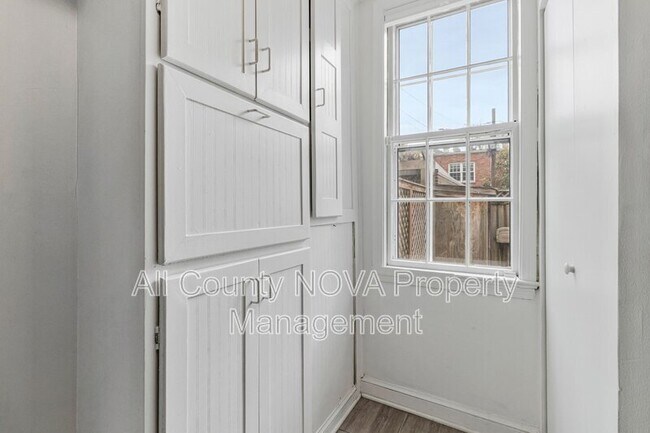 Building Photo - 123 E St SE