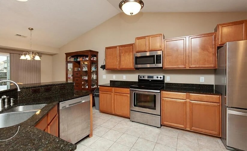 Kitchen - 407 NE 46th St