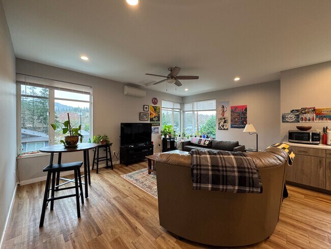 Building Photo - 6 Bed 5 Bath House Newer Updated Near Happy Valley, Fairhaven, WWU