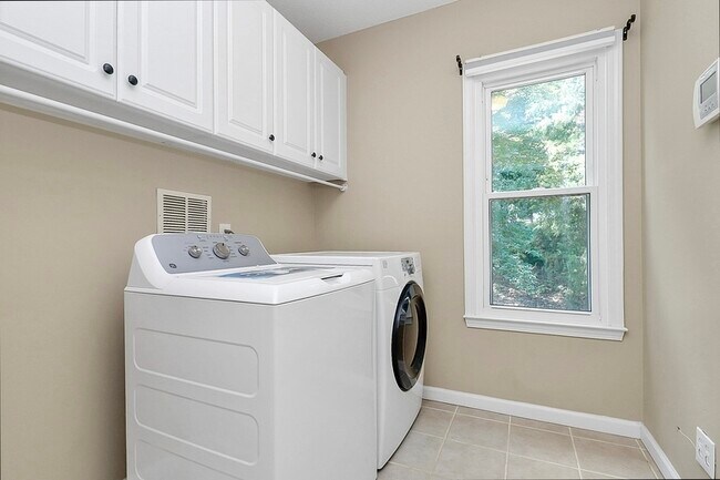 Building Photo - 5916 Downfield Wood Dr