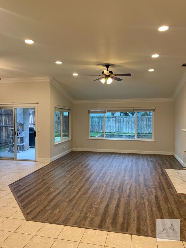 Building Photo - 1679 E La Quinta Dr