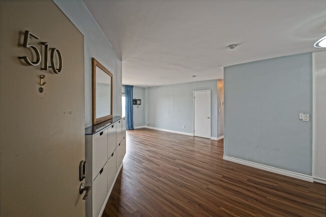 Building Photo - Bright & Spacious, Top-Floor 3BR3BA Condo ...