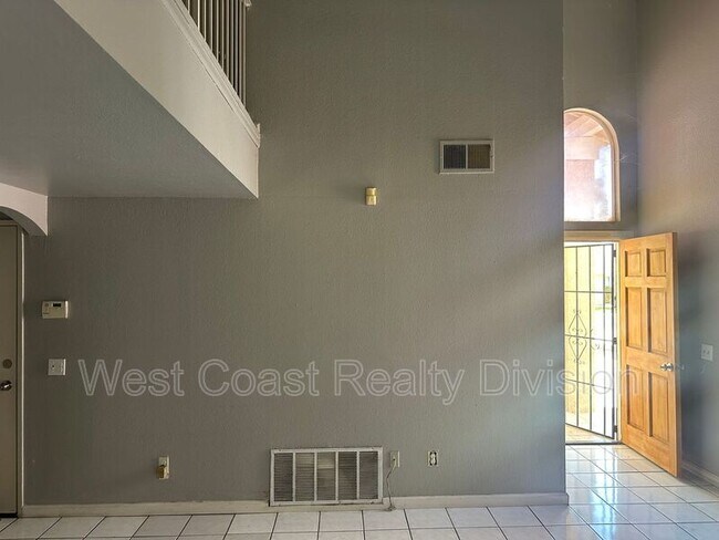 Building Photo - 1847 S Raintree Pl