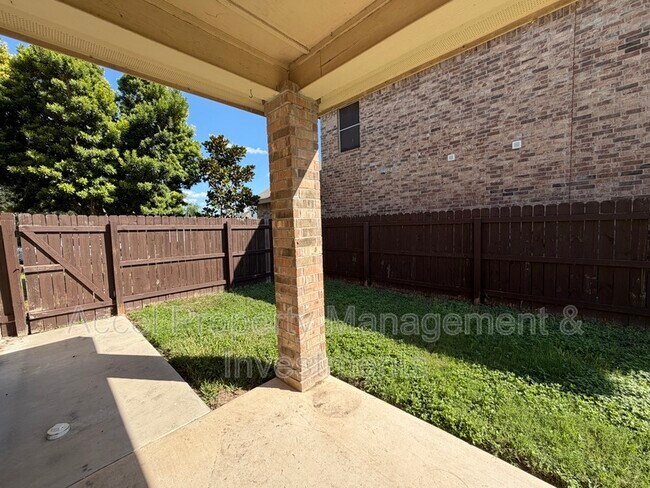 Building Photo - 1402 Mulberry Dr