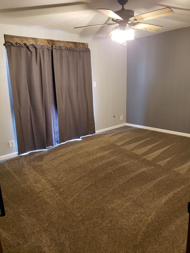 Building Photo - HORSE'S HORSE'S.....GREAT HOUSE WITH LOTS OF LAND AND A BARN