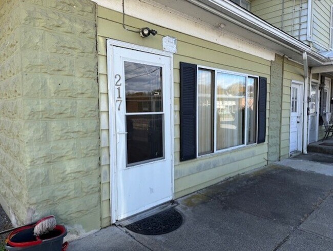 Building Photo - AVAILABLE NOW! 1 bedroom 1 bathroom apartm...