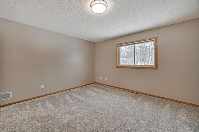 Building Photo - Spacious 4-Bed 4-Bath Home in Buffalo - Available 7/1!