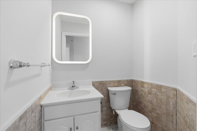 Building Photo - Welcome home to this beautifully updated and move-in-ready 3-bedroom, 3.5-bath townhouse