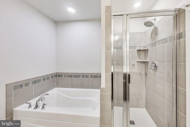 Building Photo - 645 Diamondback Dr