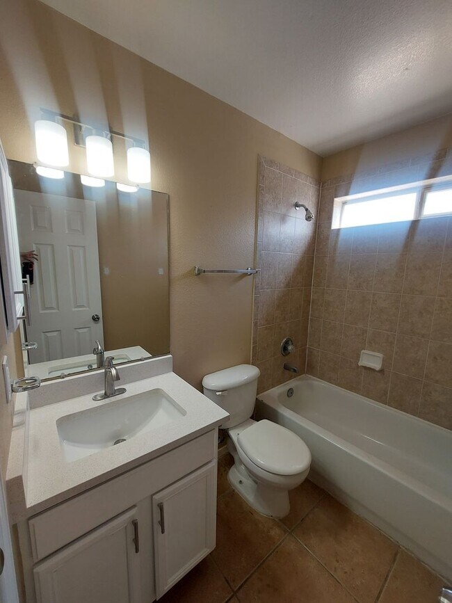 Building Photo - 4 BEDROOM 3 BATHROOM HOME! fully remodeled...