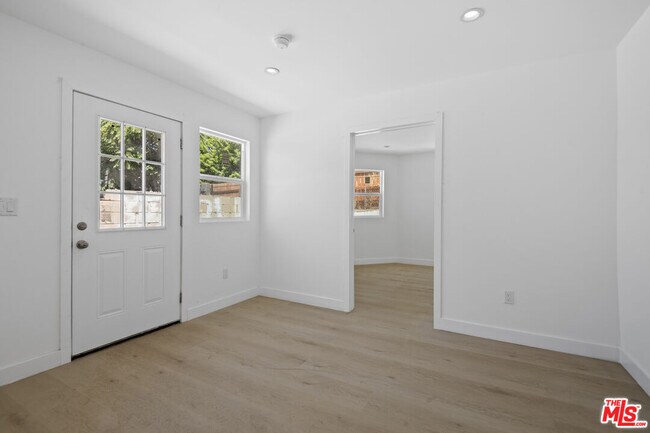 Building Photo - 934 S Mott St