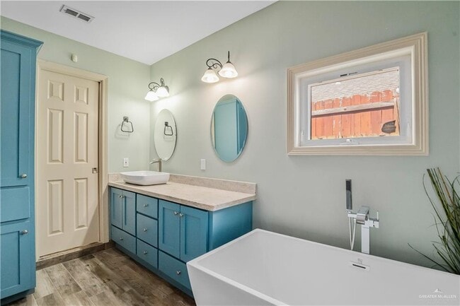 Building Photo - 24 Date Palm St