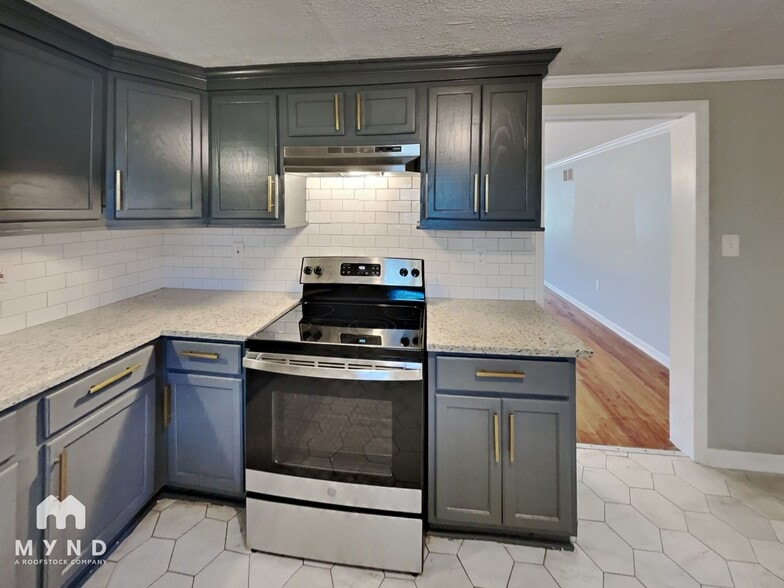 Building Photo - 616 Lewis Ave