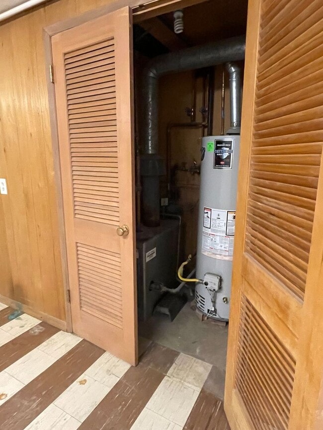 Building Photo - STUDENTS WELCOME! Sprawling Ranch Style 3 Bedroom 3 Bath Home w/ finished basement in Midtown For...