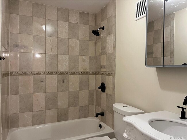 Building Photo - 410 Jericho Tpke