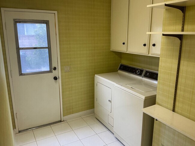 Building Photo - Charming 4 Bedroom 2 Bath 2 Story Home in ...