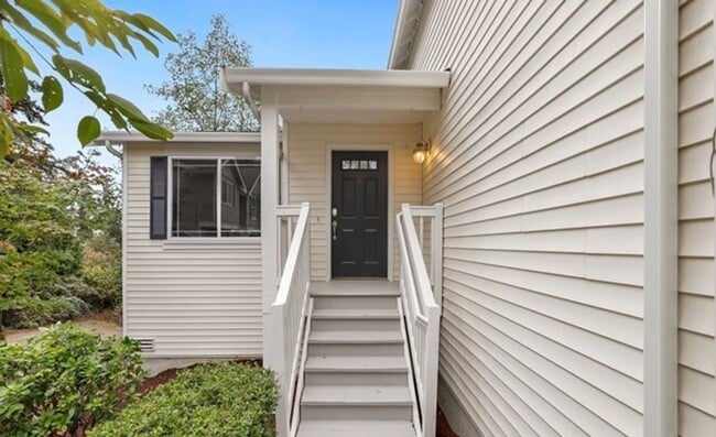 Building Photo - Spacious and Bright Home with 3 Bed and 2.5 Bath