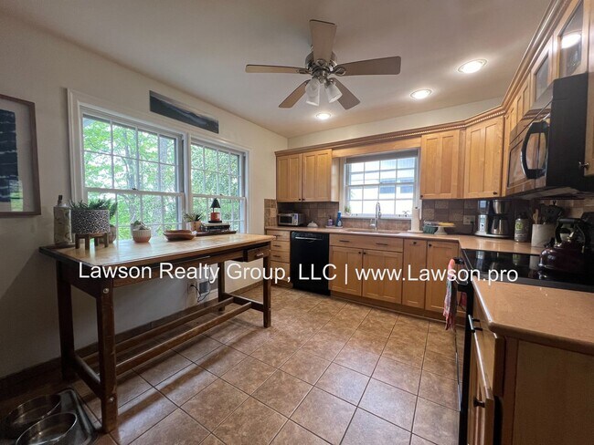 Building Photo - Lovely 4 Bedroom 3 Bath Home in South Roanoke