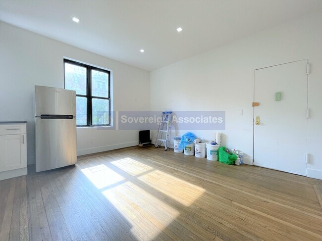 Building Photo - 45 Tiemann Pl
