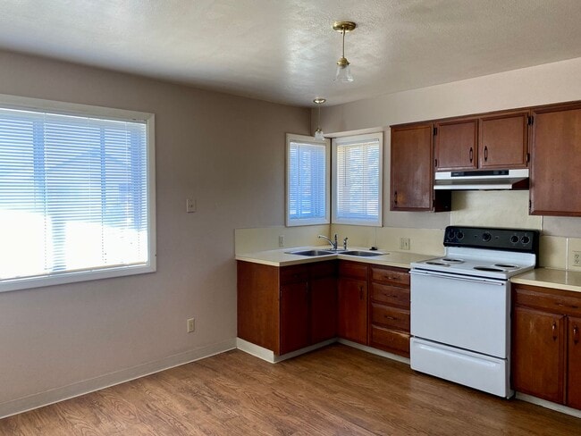 Building Photo - 2 bed 1 bath duplex - water, sewer and gar...
