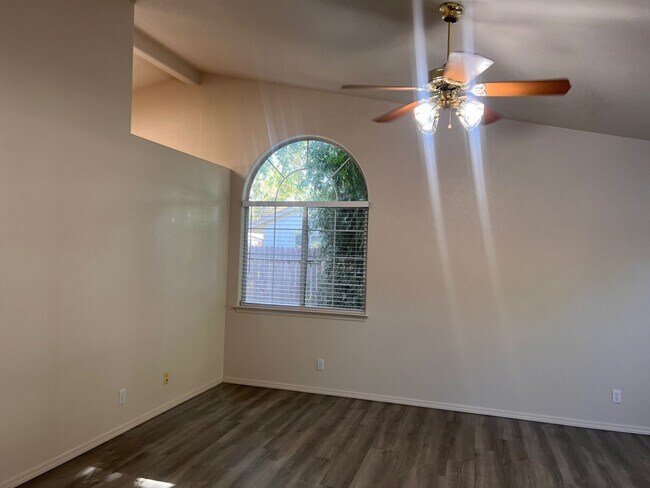 Building Photo - 4 Bedroom Home With Pool!