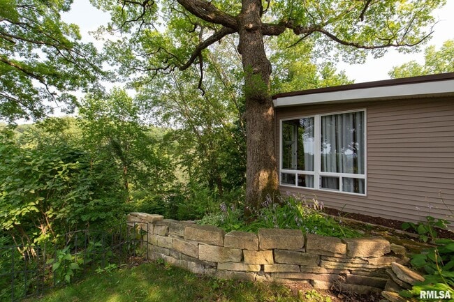 Building Photo - 4640 5th Ave