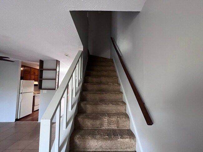 Building Photo - 2 Bedroom / 1 Full and 2 Half Bath -