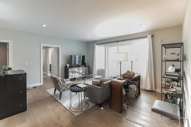 Building Photo - 54 Pleasant St