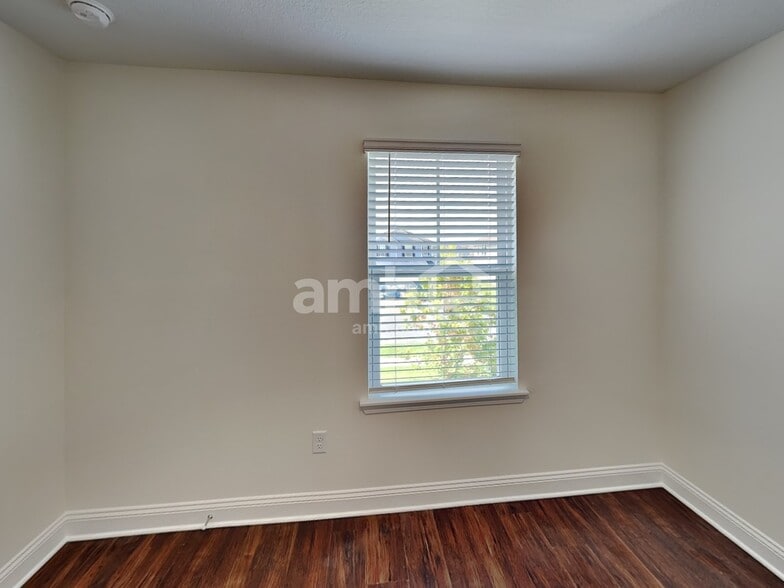 Building Photo - 329 Banyan Frst Dr